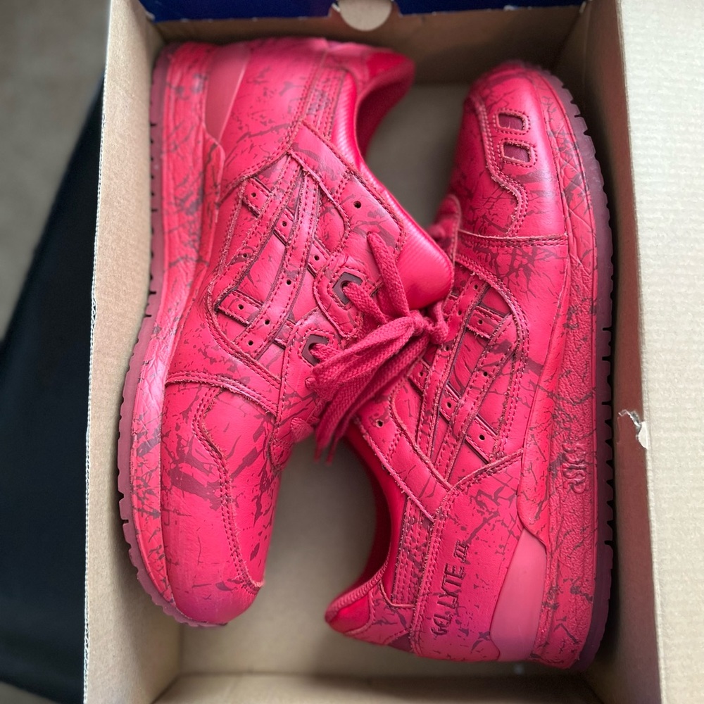 Up for sale is a pair of ASICS Gel-Lyte III CLASSIC RED